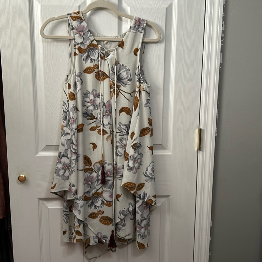 Mystree tunic. Floral. Sleeveless. Size M.
